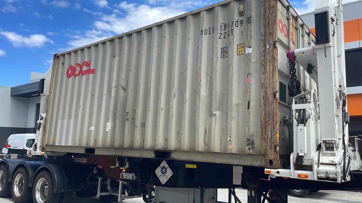 A container loaded on an Aardiv trailer at a delivery site